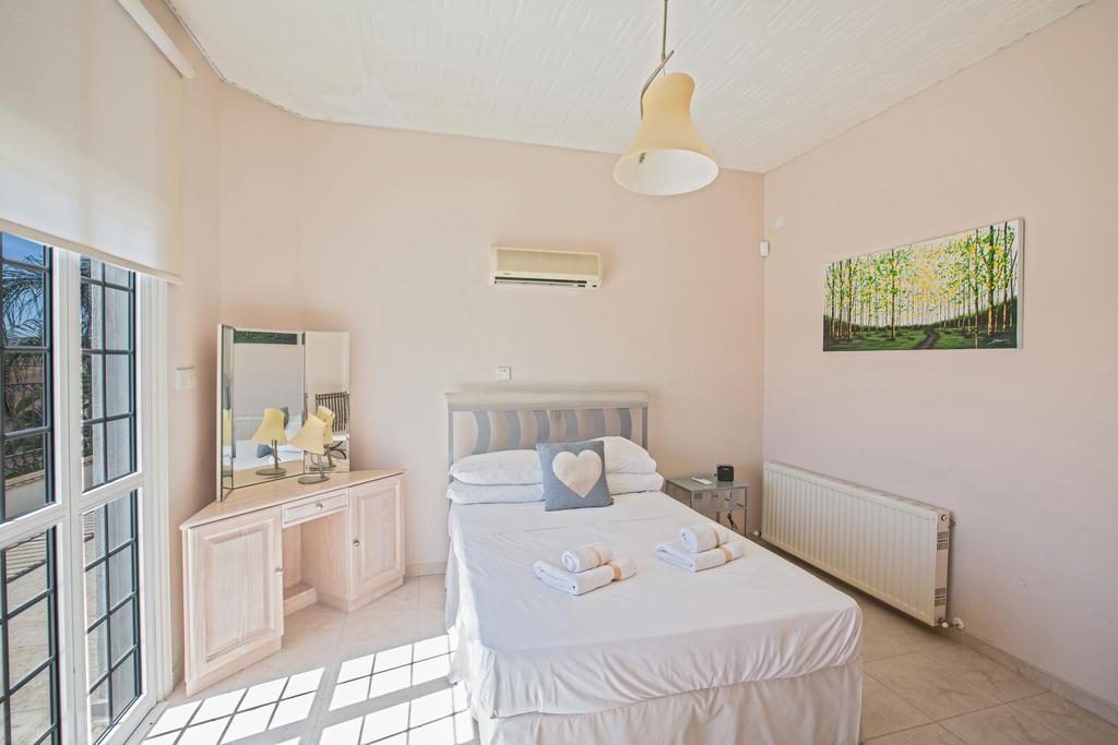 Papas Family Villa Paralimni Exterior photo